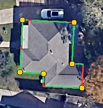 The same roof with gutter runs in green, gable ends in red, and downspouts marked in yellow